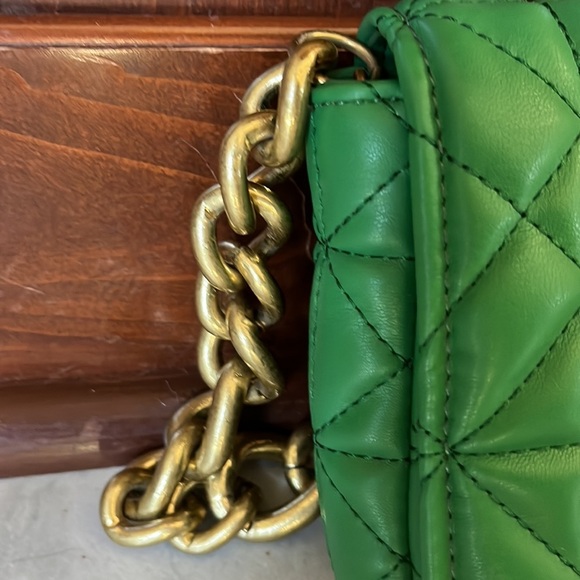 Zara   EUC   Green quilted shoulder bag Poly large chain strap   full front flap - Picture 3 of 11